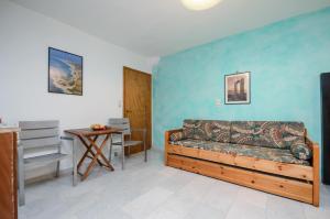 una sala de estar con un sofá y una mesa en Studios Sofia Dream, en Agia Anna de Naxos