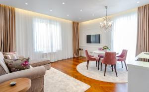 uma sala de estar com um sofá e uma mesa em Ann Luxury Rooms em Split