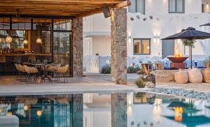 Bazén v ubytování Portes Suites & Villas Mykonos nebo v jeho okolí