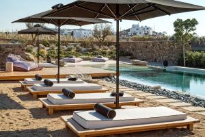 Bazén v ubytování Portes Suites & Villas Mykonos nebo v jeho okolí