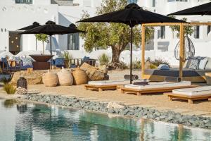 Bazén v ubytování Portes Suites & Villas Mykonos nebo v jeho okolí