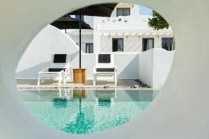 Bazén v ubytování Portes Suites & Villas Mykonos nebo v jeho okolí