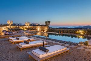 Bazén v ubytování Portes Suites & Villas Mykonos nebo v jeho okolí