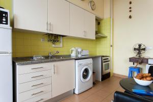 A kitchen or kitchenette at Baixa Cosy Apartment