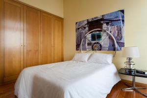 A bed or beds in a room at Baixa Cosy Apartment
