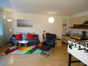 ein Wohnzimmer mit einem Sofa und einem Tisch in der Unterkunft Gästewohnung Leinetal in Alfeld