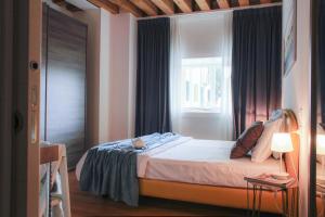 a small bedroom with a bed with a window at Centrale Mazzoni 15 in Venice