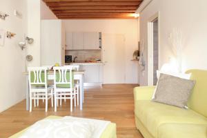 a living room with a couch and a table at Centrale Mazzoni 15 in Venice