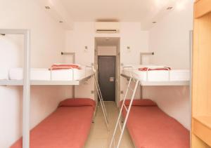 Postel nebo postele na pokoji v ubytování Albergue Inturjoven Córdoba