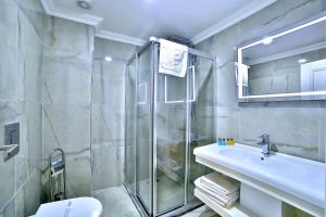 Koupelna v ubytování Monaco Hotel