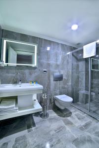 Koupelna v ubytování Monaco Hotel
