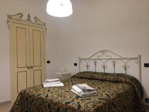 Ein Bett oder Betten in einem Zimmer der Unterkunft Il Cuore di Napoli