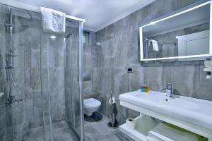 Koupelna v ubytování Monaco Hotel