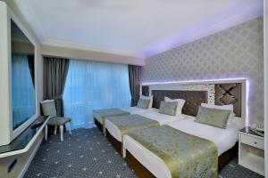 Postel nebo postele na pokoji v ubytování Monaco Hotel