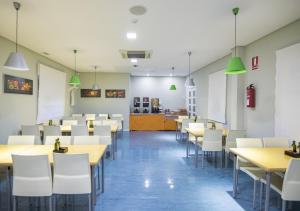Un restaurante o sitio para comer en Albergue Inturjoven Huelva