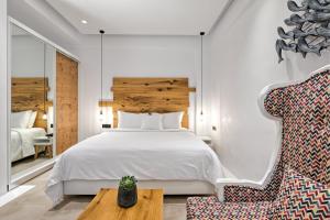 Postel nebo postele na pokoji v ubytování Portes Suites & Villas Mykonos