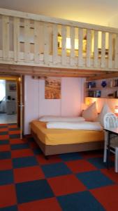 a bedroom with a bunk bed with a staircase at Ferienwohnung Roch GbR in Berlin