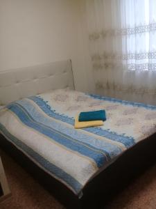 トムスクにあるCity Houseのベッド1台(毛布、タオル2枚付)