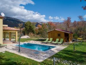 un cortile con piscina e una cabina di Villa Mare & Monti Istra a Opatija