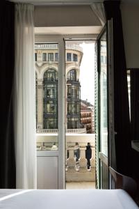 1 dormitorio con vistas a un edificio en Petit Palace Triball, en Madrid