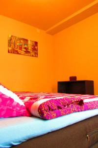 ein Schlafzimmer mit einem Bett mit einer rosa Decke in der Unterkunft Citadel Park Apartment in Sighişoara