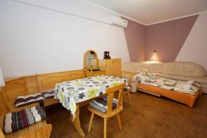 ハイドゥソボスローにあるZoli Apartmanok-Maya Kölcsey 34-36のリビングルーム(テーブル、ソファ付)