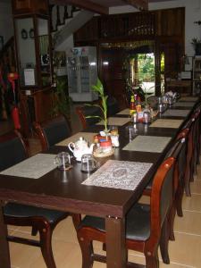 Un restaurante o sitio para comer en Bun Kao Guesthouse