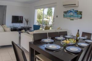 TV a/nebo společenská místnost v ubytování Villa Oasis by Ezoria Villas