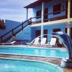 a dolphin water fountain in a swimming pool at Hotel Lagoa Azul in Porto Seguro