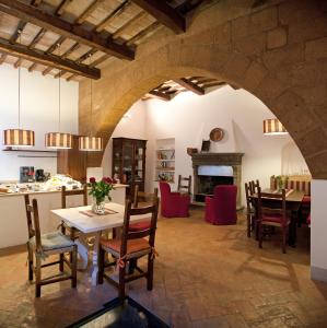a kitchen and living room with a table and chairs at Sant'Angelo 42 in Orvieto