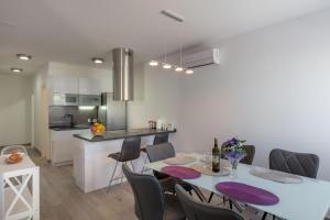Kuchyň nebo kuchyňský kout v ubytování Apartments Rosemary