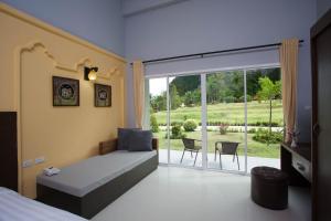 Postel nebo postele na pokoji v ubytování Arawan Beach Resort Krabi