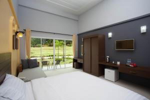 Postel nebo postele na pokoji v ubytování Arawan Beach Resort Krabi