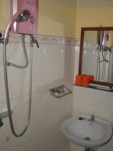 ein Bad mit einer Dusche und einem Waschbecken in der Unterkunft Bun Kao Guesthouse in Siem Reap