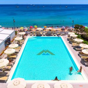 einen Blick über den Pool am Strand in der Unterkunft Hotel Montecristo in Marina di Campo