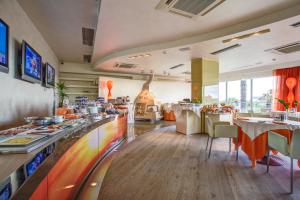 Телевизор и/или развлекательный центр в Hotel Waldorf- Premier Resort