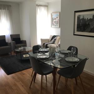 uma sala de estar com uma mesa de vidro e cadeiras em Luxury Apartment T2 - Saldanha em Lisboa