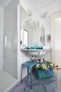 bagno con lavandino e sgabello blu di La Serliana - Bed&Breakfast a Vicenza