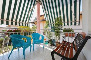 a porch with chairs and a wooden bench at La Serliana - Bed&Breakfast in Vicenza