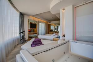 Кровать или кровати в номере Hotel Waldorf- Premier Resort