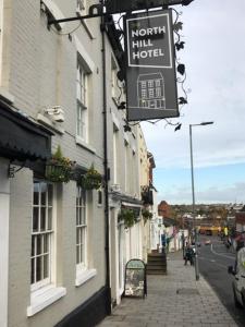 un cartello hotel sul lato di un edificio di The North Hill Hotel a Colchester