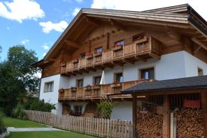 una casa con balcones de madera en un lateral en Mutznhof, en Dobbiaco