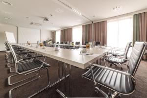 uma sala de conferências com uma mesa longa e cadeiras em Hotel zur Krone em Gescher