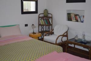 een slaapkamer met een bed, een stoel en een tafel bij B&B Tenuta Zavaia in Santarcangelo di Romagna