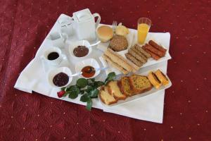 un plato de comida con diferentes tipos de pan y bebidas en Hotel Panellinion, en Tríkala