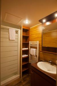 y baño con lavabo, ducha y espejo. en Disney Davy Crockett Ranch, en Villeneuve-le-Comte