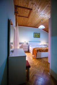 Ένα ή περισσότερα κρεβάτια σε δωμάτιο στο Apartments Slavko