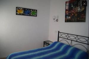 デニアにあるApartamento Las Marinas II en Déniaのベッドルーム1室(青い掛け布団付きのベッド1台付)
