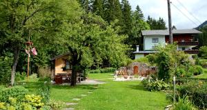 dom i dziedziniec z domem i drzewami w obiekcie Ferienwohnung Szöky w mieście Bad Mitterndorf