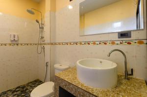A bathroom at Toongyoong Longbeach Resort SHA Plus